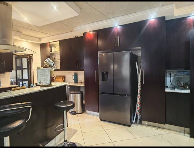 6 BEDROOM HOUSE FOR SALE IN GLENVISTA